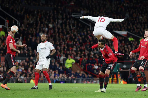 Sai lầm phút cuối, MU đánh rơi chiến thắng ở Old Trafford