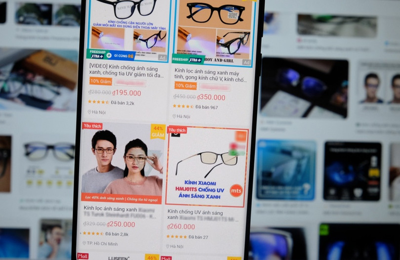 Kính lọc ánh sáng xanh thường có giá cao hơn các tròng kính thông thường, nhưng không có tác dụng bảo vệ như quảng cáo. Ảnh: Hoàng Nam . Đừng đeo kính lọc ánh sáng xanh nữa