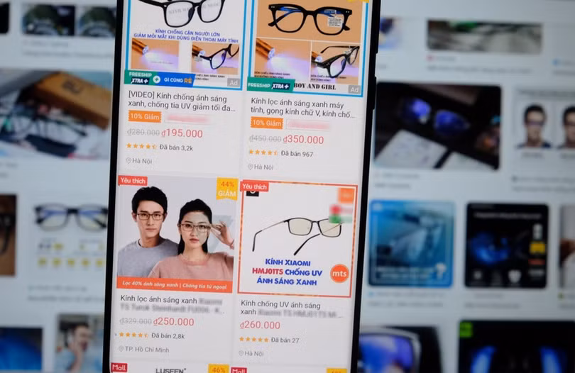 Kính lọc ánh sáng xanh thường có giá cao hơn các tròng kính thông thường, nhưng không có tác dụng bảo vệ như quảng cáo. Ảnh: Hoàng Nam . Đừng đeo kính lọc ánh sáng xanh nữa