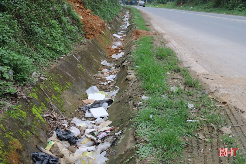 Rác thải ngập đường ở thị trấn Hương Khê