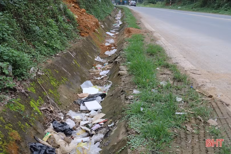 Rác thải ngập đường ở thị trấn Hương Khê