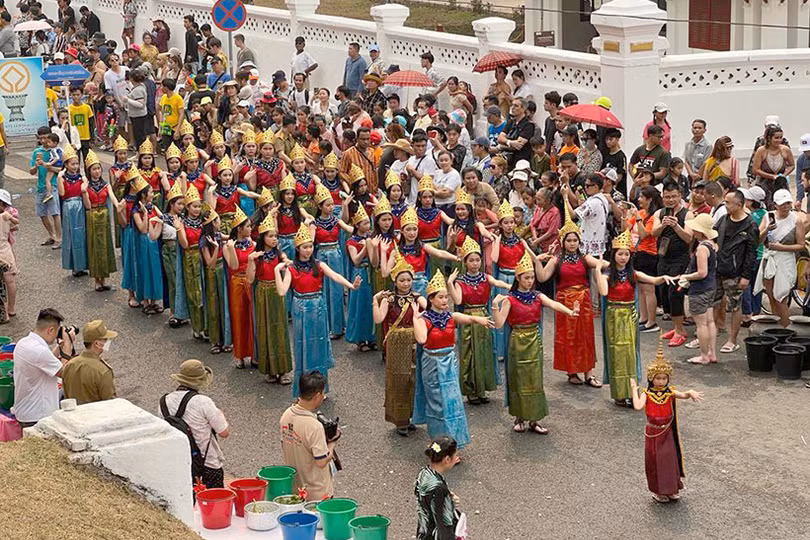 Người dân Lào vui đón tết Bunpimay