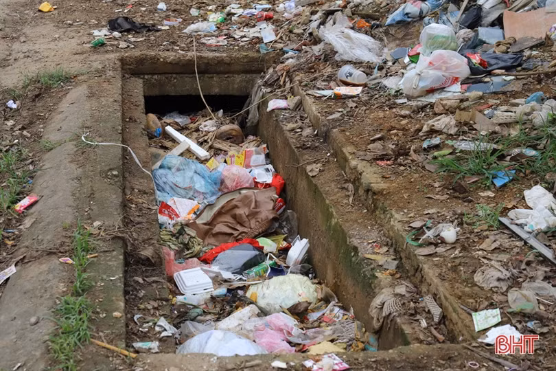 Rác thải ngập đường ở thị trấn Hương Khê