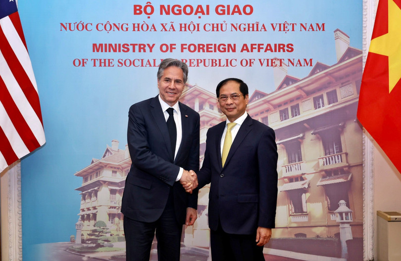 Ngoại trưởng Mỹ dạo phố, ăn cơm niêu ở Tràng Tiền
