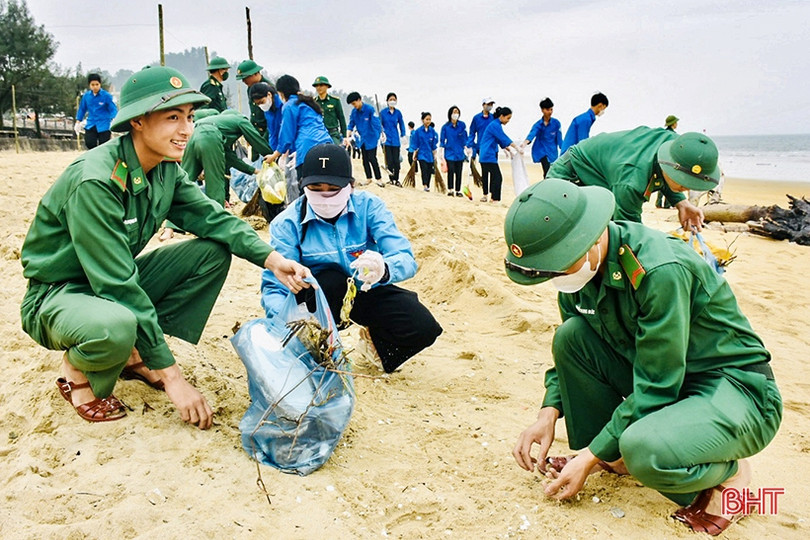 600 đoàn viên, chiến sĩ biên phòng ra quân làm sạch bãi biển Thiên Cầm