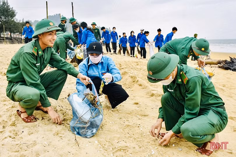 600 đoàn viên, chiến sĩ biên phòng ra quân làm sạch bãi biển Thiên Cầm