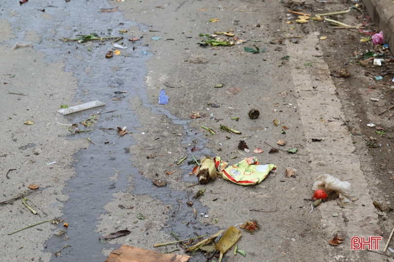 Rác thải ngập đường ở thị trấn Hương Khê