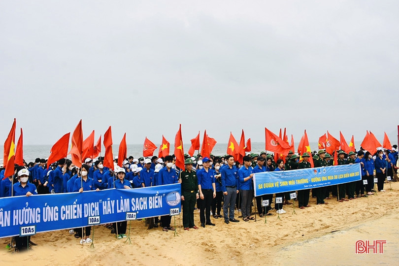 600 đoàn viên, chiến sĩ biên phòng ra quân làm sạch bãi biển Thiên Cầm