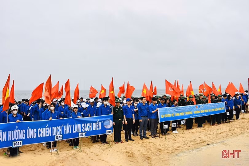 600 đoàn viên, chiến sĩ biên phòng ra quân làm sạch bãi biển Thiên Cầm