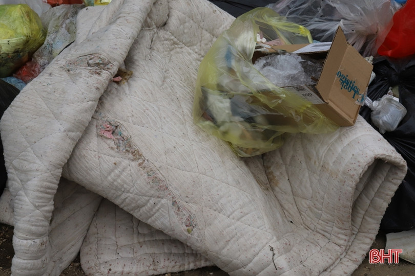 Rác thải ngập đường ở thị trấn Hương Khê