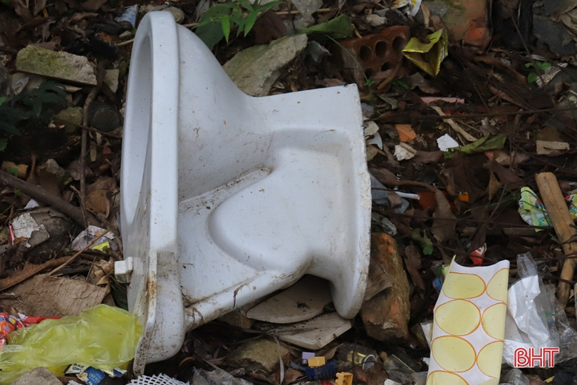 Rác thải ngập đường ở thị trấn Hương Khê