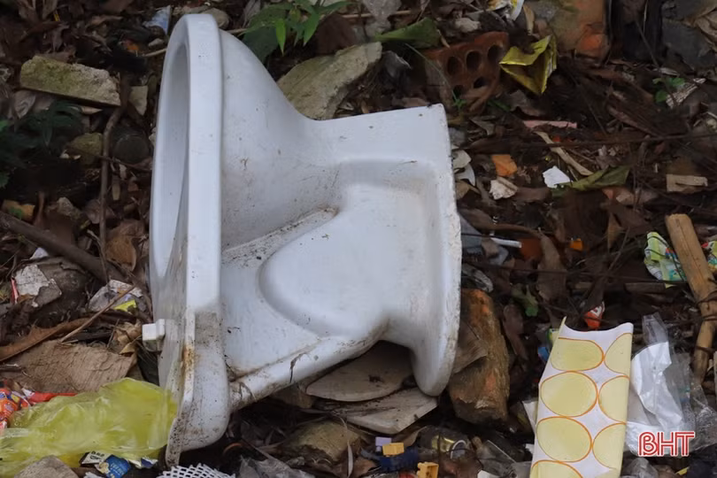 Rác thải ngập đường ở thị trấn Hương Khê