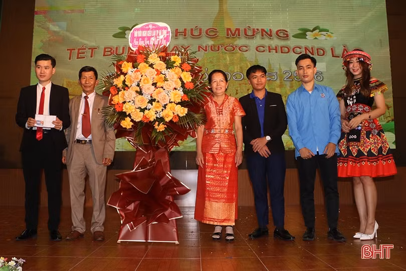 Vui tết Bunpimay cùng sinh viên Lào tại Trường Cao đẳng y tế Hà Tĩnh