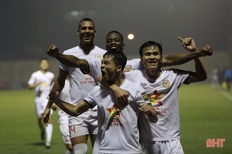 Hồng Lĩnh Hà Tĩnh thua ngược Thanh Hóa trong trận cầu 5 bàn thắng