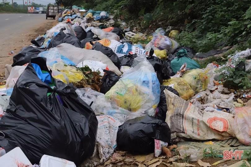 Rác thải ngập đường ở thị trấn Hương Khê