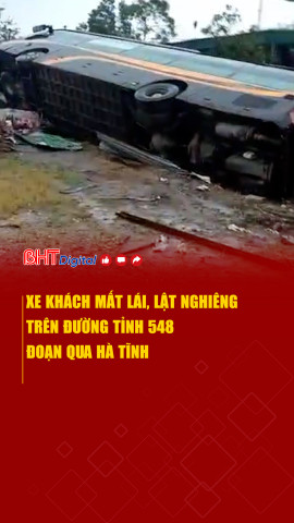 Xe khách mất lái, lật nghiêng dưới mương nước ở Hà Tĩnh