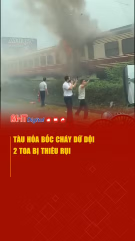 Tàu hỏa bốc cháy dữ dội, 2 toa bị thiêu rụi