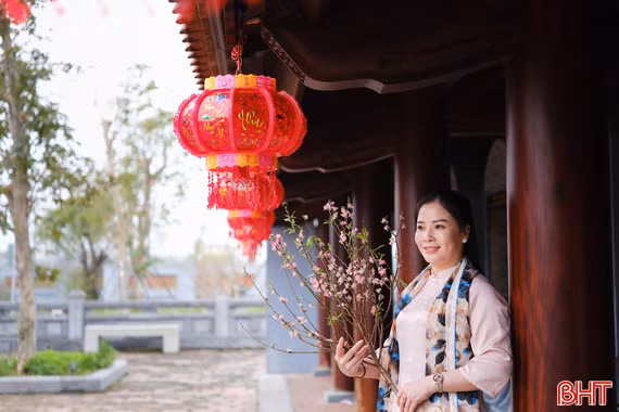 Người dân tìm về Văn Miếu Hà Tĩnh lưu dấu khoảnh khắc đầu năm