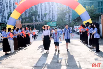Thầy trò Trường Albert Einstein Hà Tĩnh tựu trường