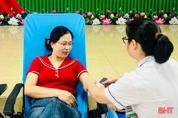 2 cán bộ cấp xã ở Hà Tĩnh ra Nghệ An hiến máu cứu người