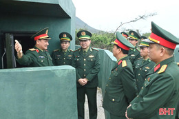 Trung tướng Lê Văn Hướng kiểm tra sẵn sàng chiến đấu, chúc Tết tại Hà Tĩnh