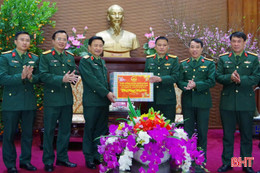 Chính ủy Quân khu 4 chúc Tết cán bộ, chiến sĩ LLVT Hà Tĩnh