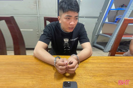 Bắt nhanh tên cướp iPhone tại cửa hàng điện thoại 
