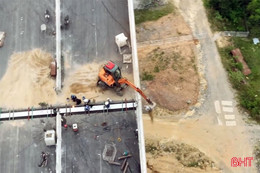 Đơn vị thi công cao tốc Vũng Áng - Bùng "thản nhiên" đổ chất thải từ độ cao 50m xuống đường 