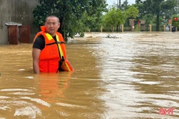 Cận cảnh ngập lũ ở Hà Tĩnh sau bão số 10