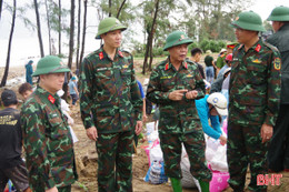 Phó Tư lệnh Quân khu 4 kiểm tra công tác ứng phó bão mạnh tại Hà Tĩnh
