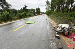 Xe đầu kéo va chạm xe máy, một người tử vong tại chỗ