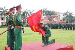 100 chiến sỹ mới lực lượng quân sự Hà Tĩnh tuyên thệ dưới Quân kỳ