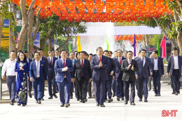 Tổng Bí thư Tô Lâm dâng hương tưởng niệm Chủ tịch Hồ Chí Minh, lãnh đạo tỉnh Hà Tĩnh cùng tham gia đoàn