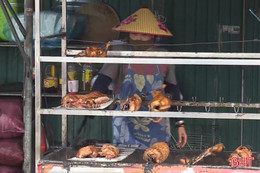 Cảnh báo từ hè phố: Thực phẩm không được che đậy, món ăn chín đặt cạnh đồ sống