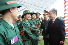 Phó Tham mưu trưởng Quân khu 4 và Phó Bí thư Thường trực Tỉnh ủy chung vui ngày hội giao quân