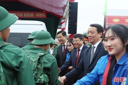 Chủ tịch UBND tỉnh tặng hoa chúc mừng, động viên tân binh lên đường tòng quân