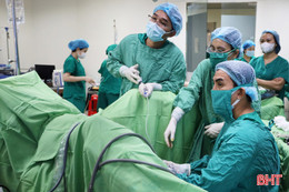 Trưởng khoa của Bệnh viện Từ Dũ trình diễn kỹ thuật mới tại Hà Tĩnh