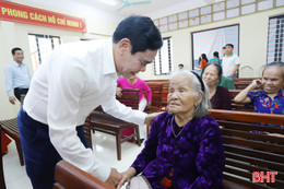 Chủ tịch UBND tỉnh chung vui ngày hội đại đoàn kết ở xã Đức Thọ