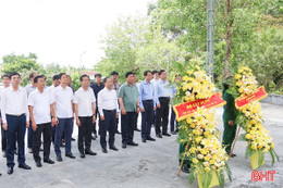 Bộ trưởng Bộ Xây dựng dâng hương tại Ngã ba Đồng Lộc