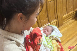 Tìm thân nhân bé trai bị bỏ rơi ở Hương Phố