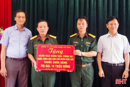 Đội Quy tập Bộ CHQS Hà Tĩnh tiếp nhận thuốc chữa bệnh phục vụ hỗ trợ đồng bào Lào