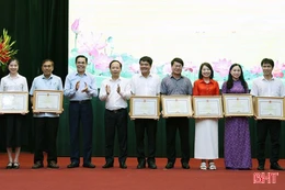 Khen thưởng 100 tập thể, cá nhân xuất sắc chương trình xóa nhà tạm, giảm nghèo bền vững