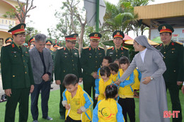 Phó Chủ nhiệm Tổng cục Chính trị tham quan mô hình “Dân vận khéo” tại Hà Tĩnh