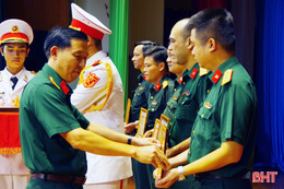 Bộ CHQS tỉnh khen thưởng đợt thi đua “Phất cao cờ hồng Tháng 8 – thi đua giành 3 nhất”