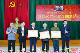 Các địa phương trao tặng huy hiệu Đảng