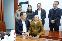 Lãnh đạo tỉnh tri ân gia đình chính sách, tặng quà người cao tuổi