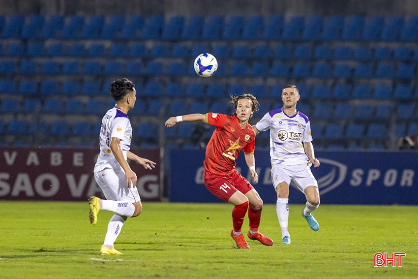 Viktor Lê (áo đỏ) đang thi đấu ấn tượng trong màu áo Hồng Lĩnh Hà Tĩnh. bqbht_br_488801534-1068575945321367-5470046759942806229-n-67f9caeb73653.jpg