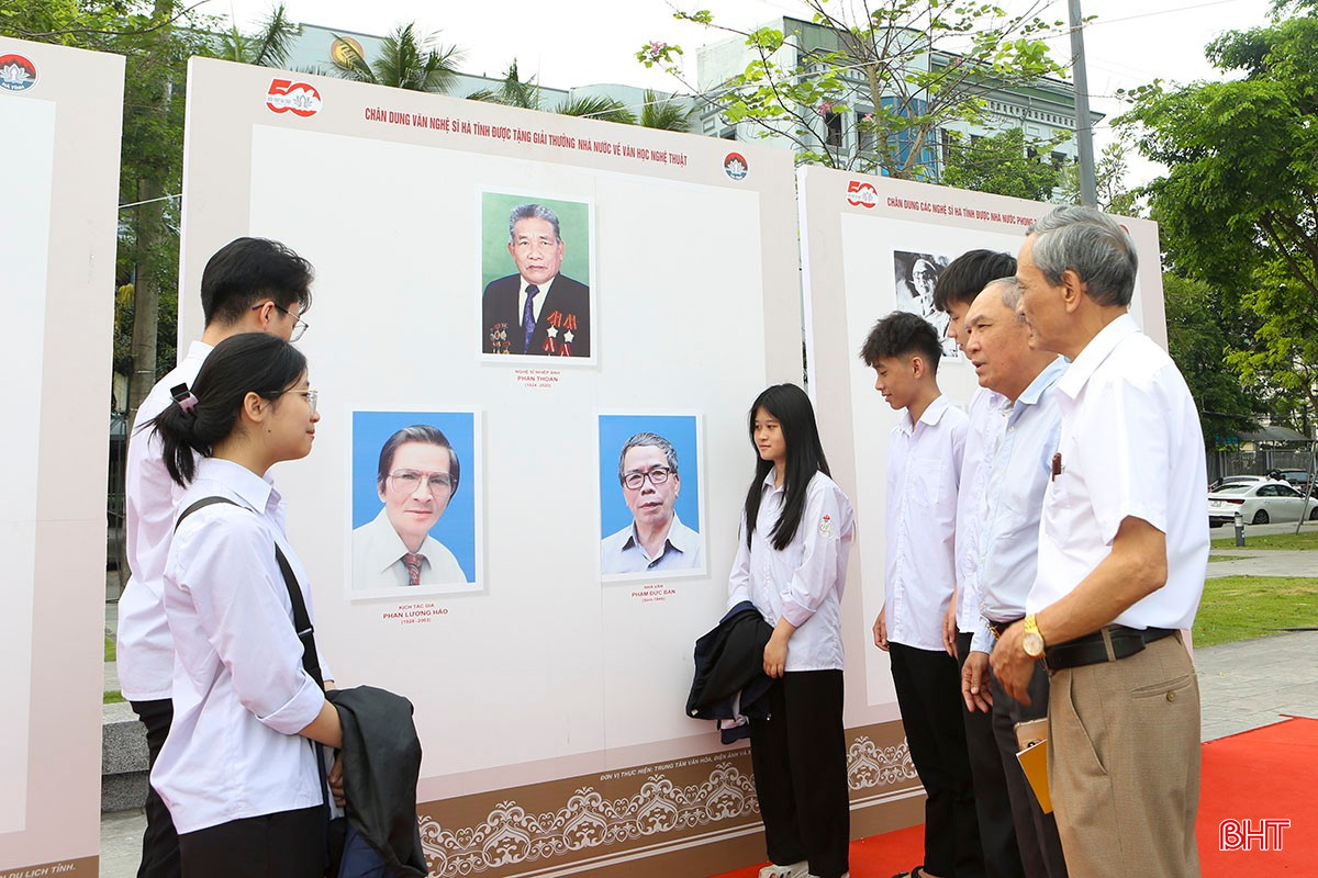 ក្រោយពីបើករួច មានប្រជាពលរដ្ឋ និងសិស្សានុសិស្សជាច្រើនបានមកទស្សនាការតាំងពិព័រណ៍។ ក្នុងរូបថត៖ តំបន់ដាក់តាំងរូបគំនូររបស់អ្នកនិពន្ធ Ha Tinh បីរូបដែលបានឈ្នះរង្វាន់រដ្ឋផ្នែកអក្សរសាស្ត្រ និងសិល្បៈ រួមមានៈ អ្នកថតរូប Phan Thoan អ្នកនិពន្ធ Phan Luong Hao និងអ្នកនិពន្ធ Duc Ban ។ bqbht_br_c2.jpg