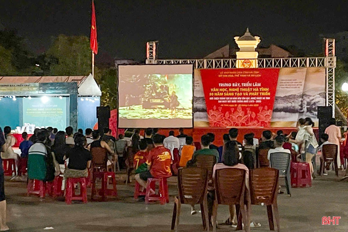 ដោយមានអាកាសធាតុអំណោយផល មជ្ឈមណ្ឌលវប្បធម៌ ភាពយន្ត និងទេសចរណ៍ខេត្តបានរៀបចំការបញ្ចាំងភាពយន្តបដិវត្តន៍ bqbht_br_c17.jpg