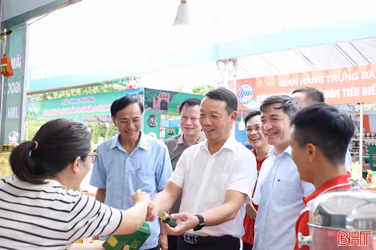 Chủ tịch UBND tỉnh Hà Tĩnh tham quan hội chợ sản phẩm công nghiệp nông thôn tiêu biểu